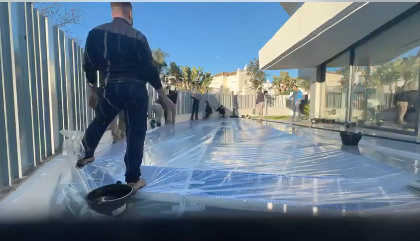 TIME-LAPS de Instalacion de cubierta Burbujas para mantener la temperatura de la piscina con Bomba de calor